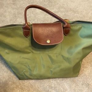Medium, short handle long champ purse